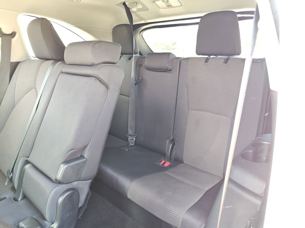 2023 Toyota Highlander LE photo 9
