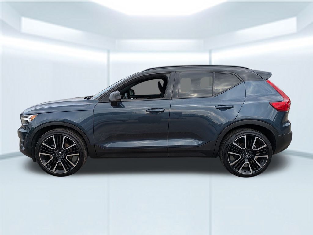 2022 Volvo XC40 R-Design photo 2