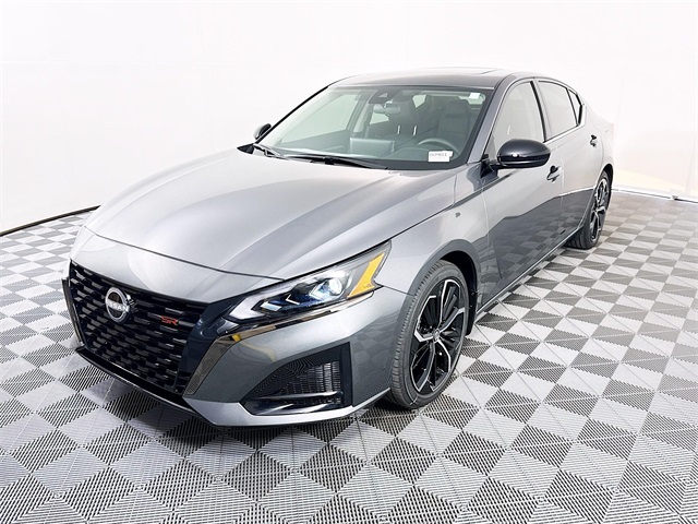 2025 Nissan Altima SR photo 2