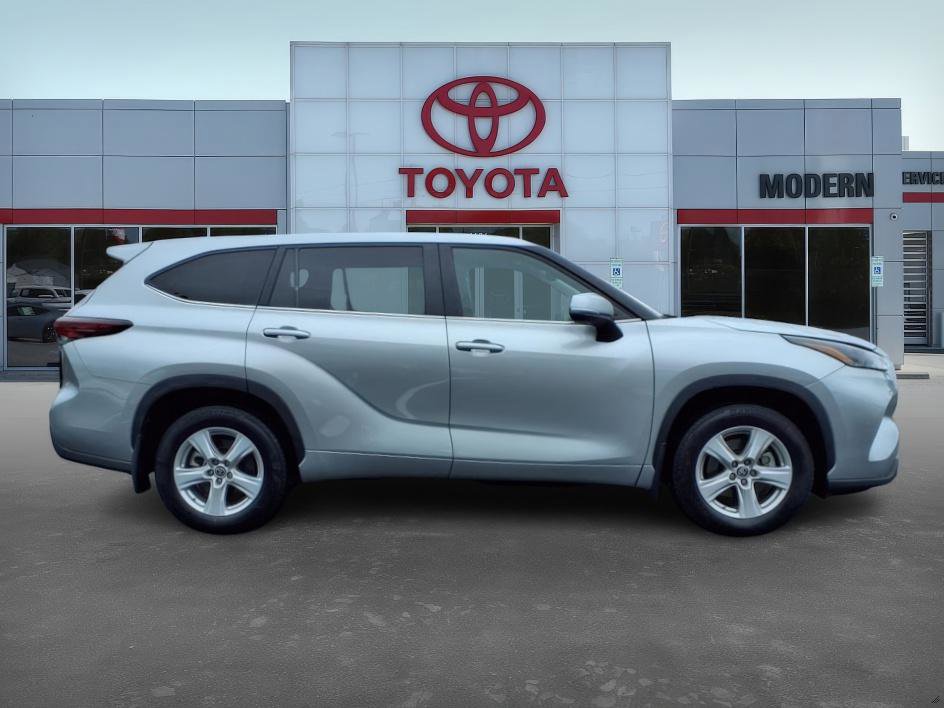 2024 Toyota Highlander LE photo 2