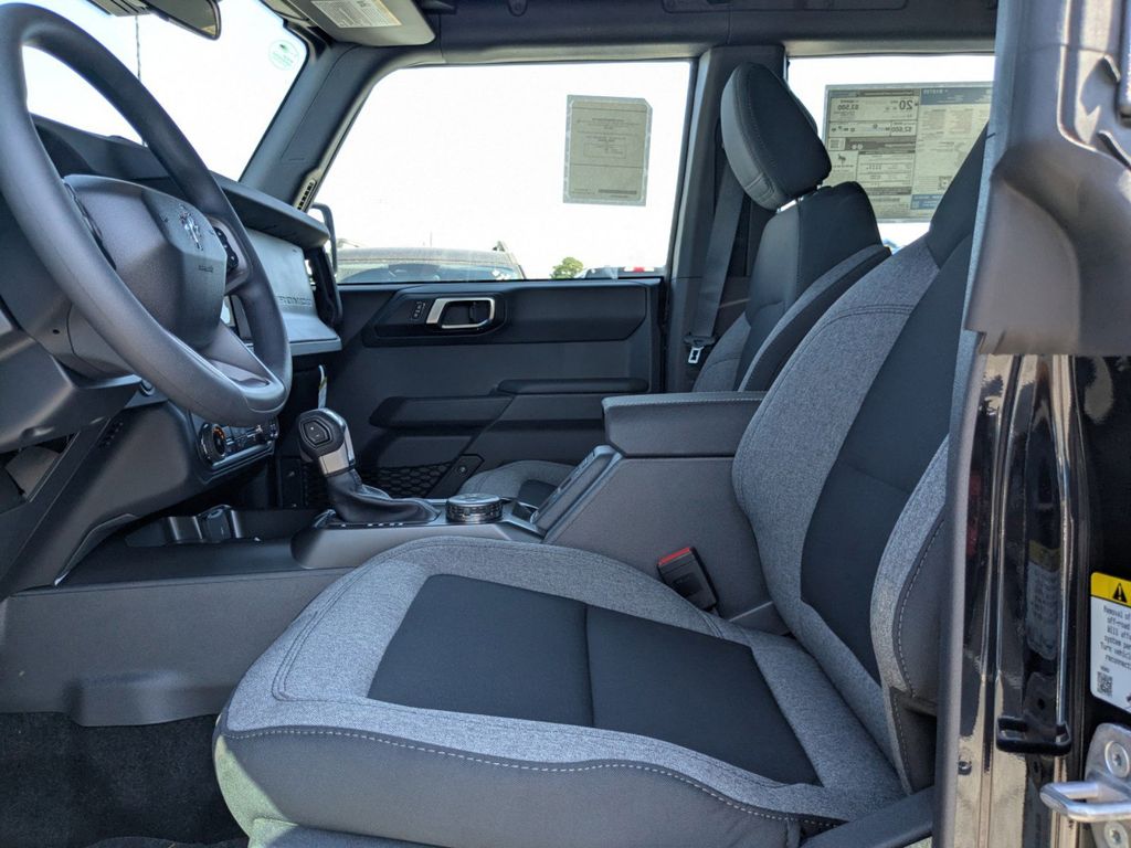 2025 Ford Bronco Base photo 19