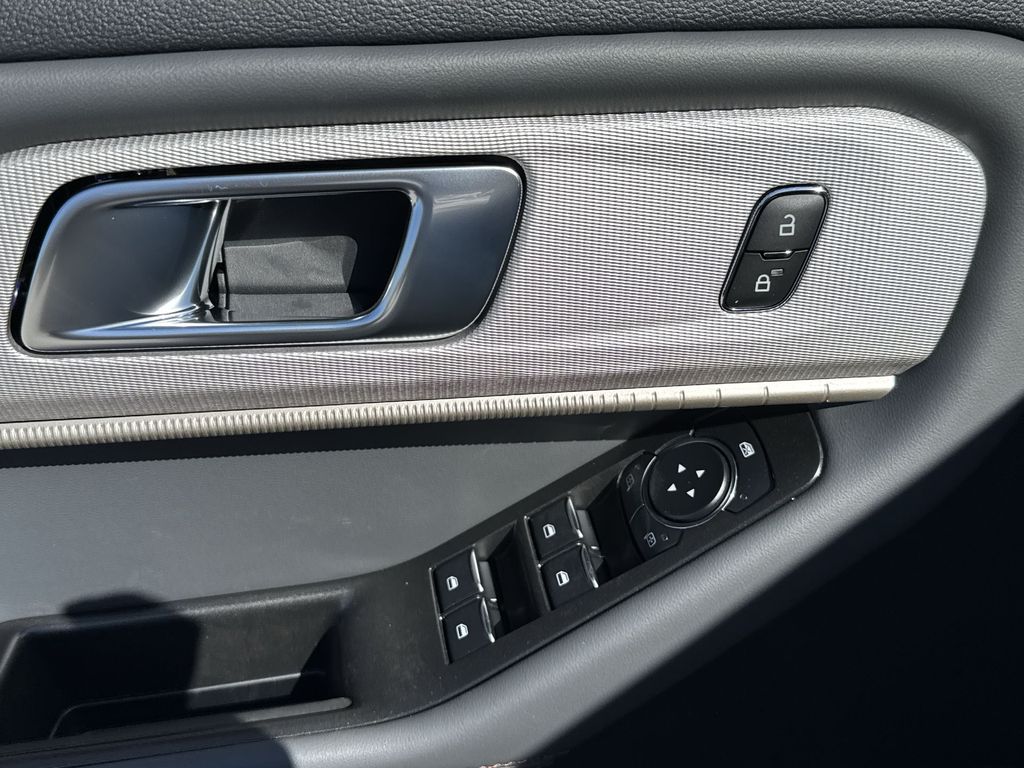 2025 Ford Explorer photo 14