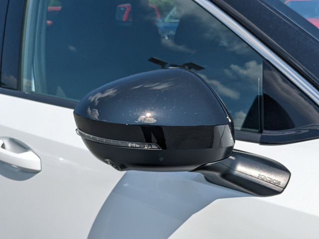 2025 Nissan Kicks SR photo 11