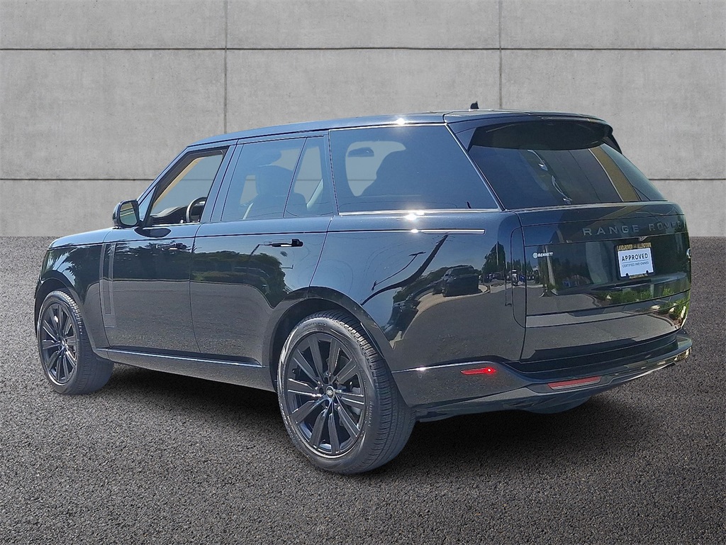 2023 Land Rover Range Rover SE photo 3