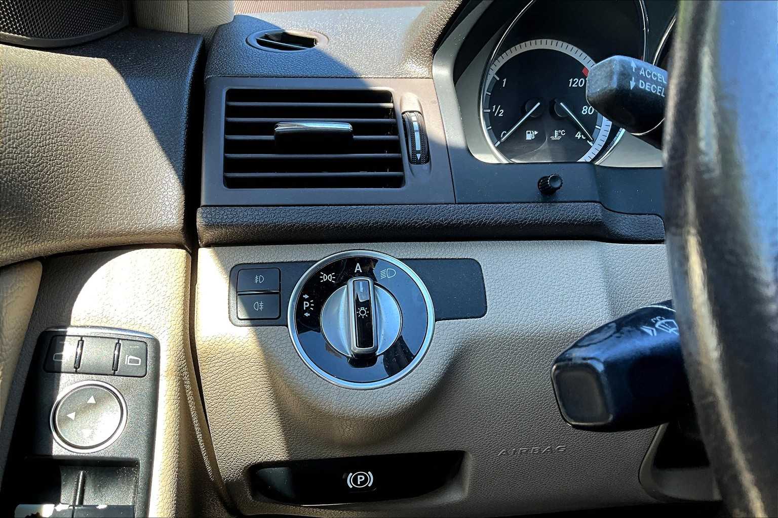 2011 Mercedes Benz C 300 Sport photo 31