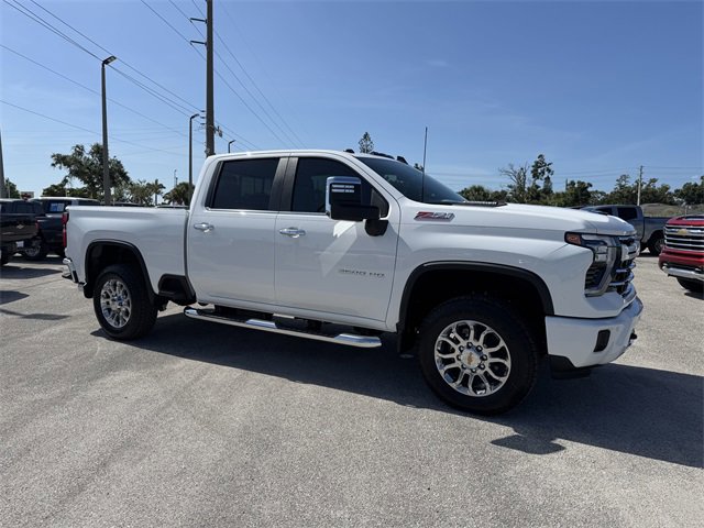 2025 Chevrolet Silverado 2500HD photo 3