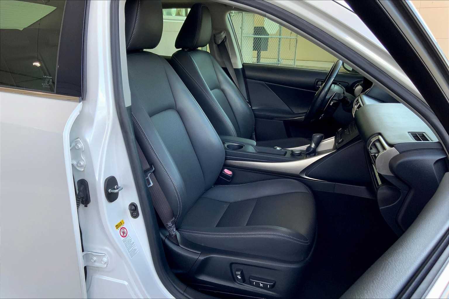 2016 Lexus IS 200t photo 7
