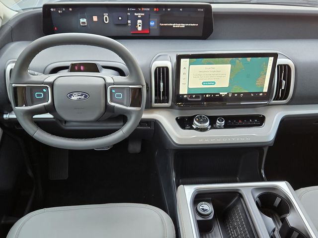 2025 Ford Expedition photo 3