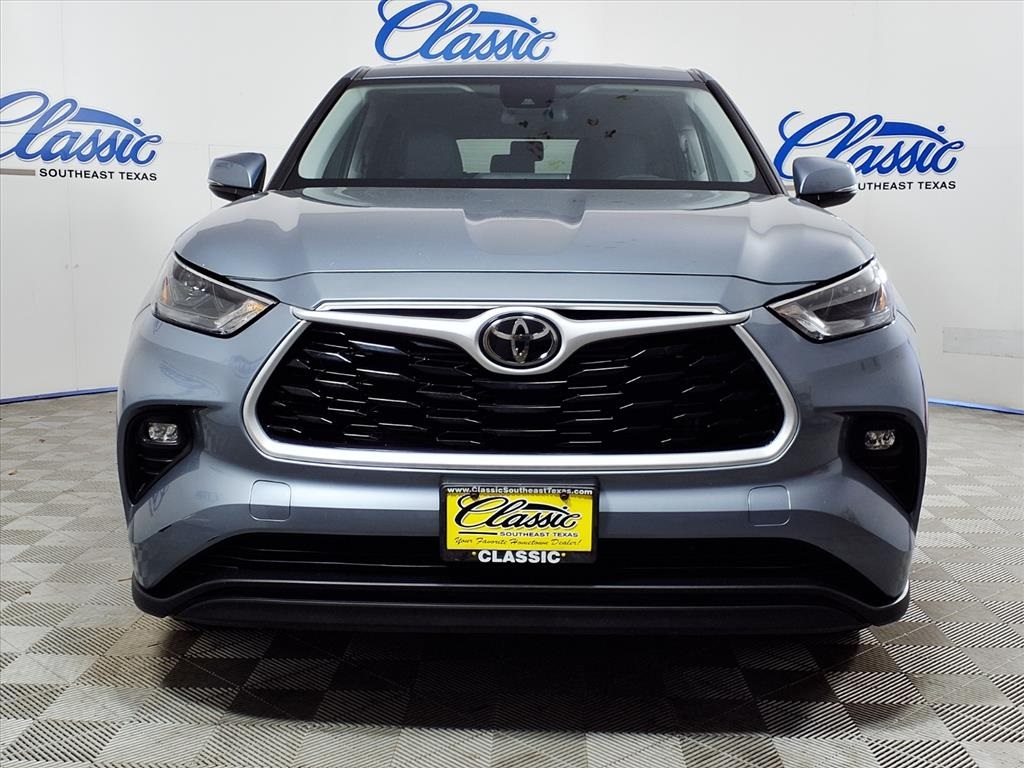 2022 Toyota Highlander LE photo 3