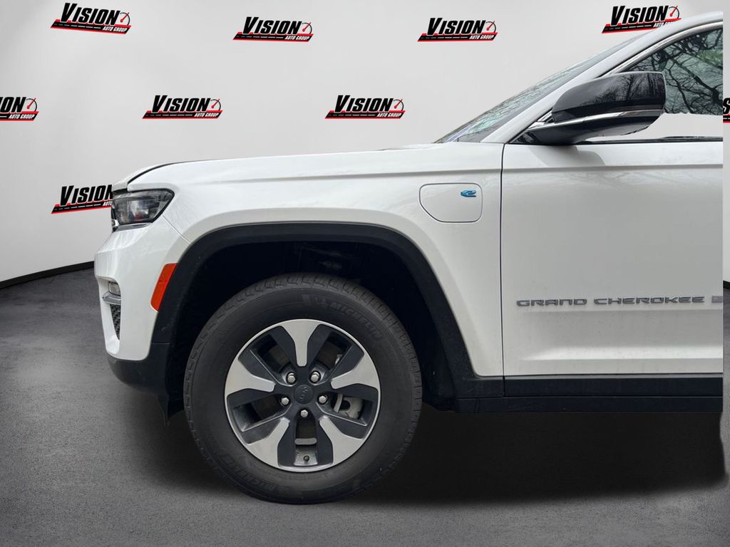 2024 Jeep Cherokee 4xe Base photo 12