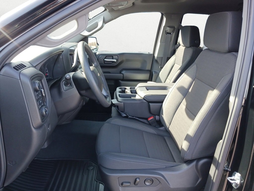 2025 Chevrolet Silverado 1500 Custom photo 9