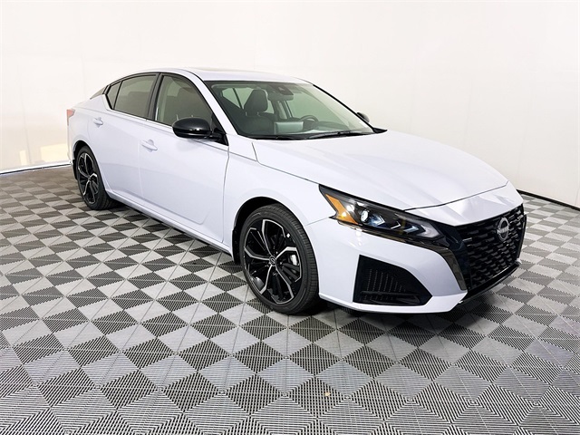 2025 Nissan Altima SR's photo