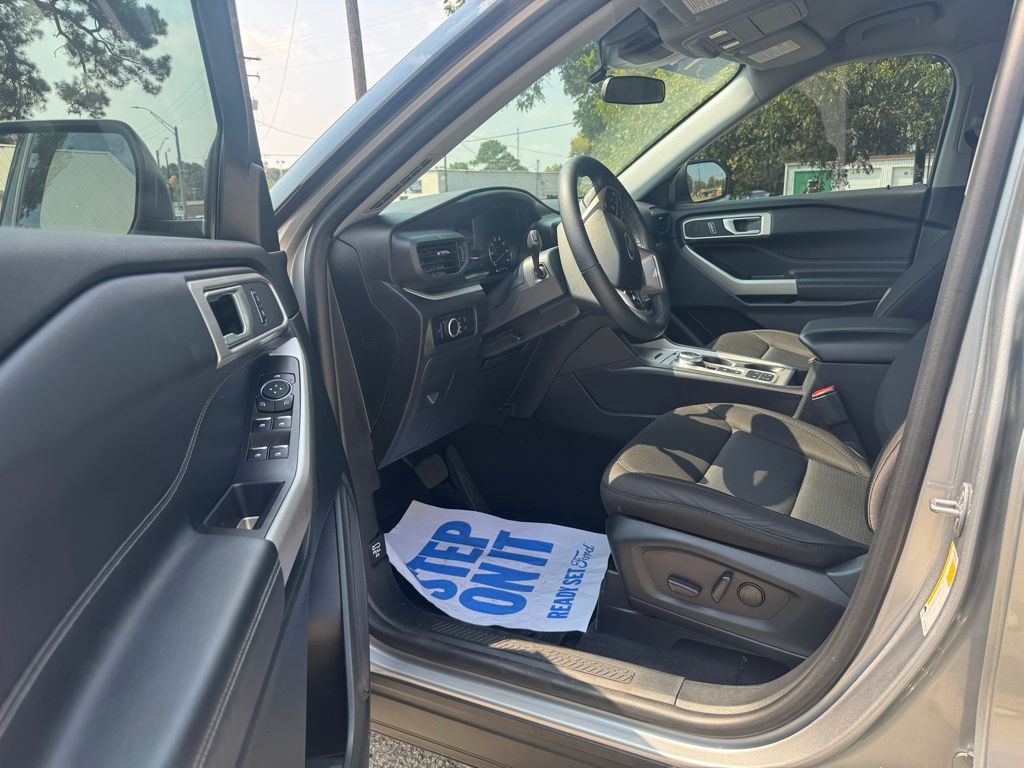 2023 Ford Explorer XLT photo 9