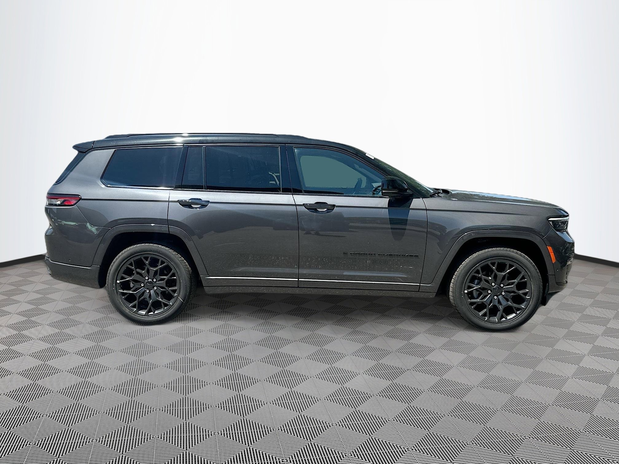 2025 Jeep Grand Cherokee L Summit Reserve photo 3