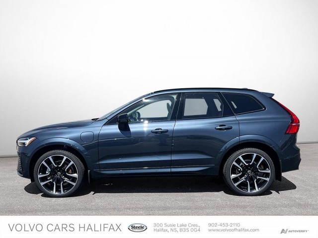 2025 Volvo XC60 Plug-In Hybrid Ultra Dark Theme