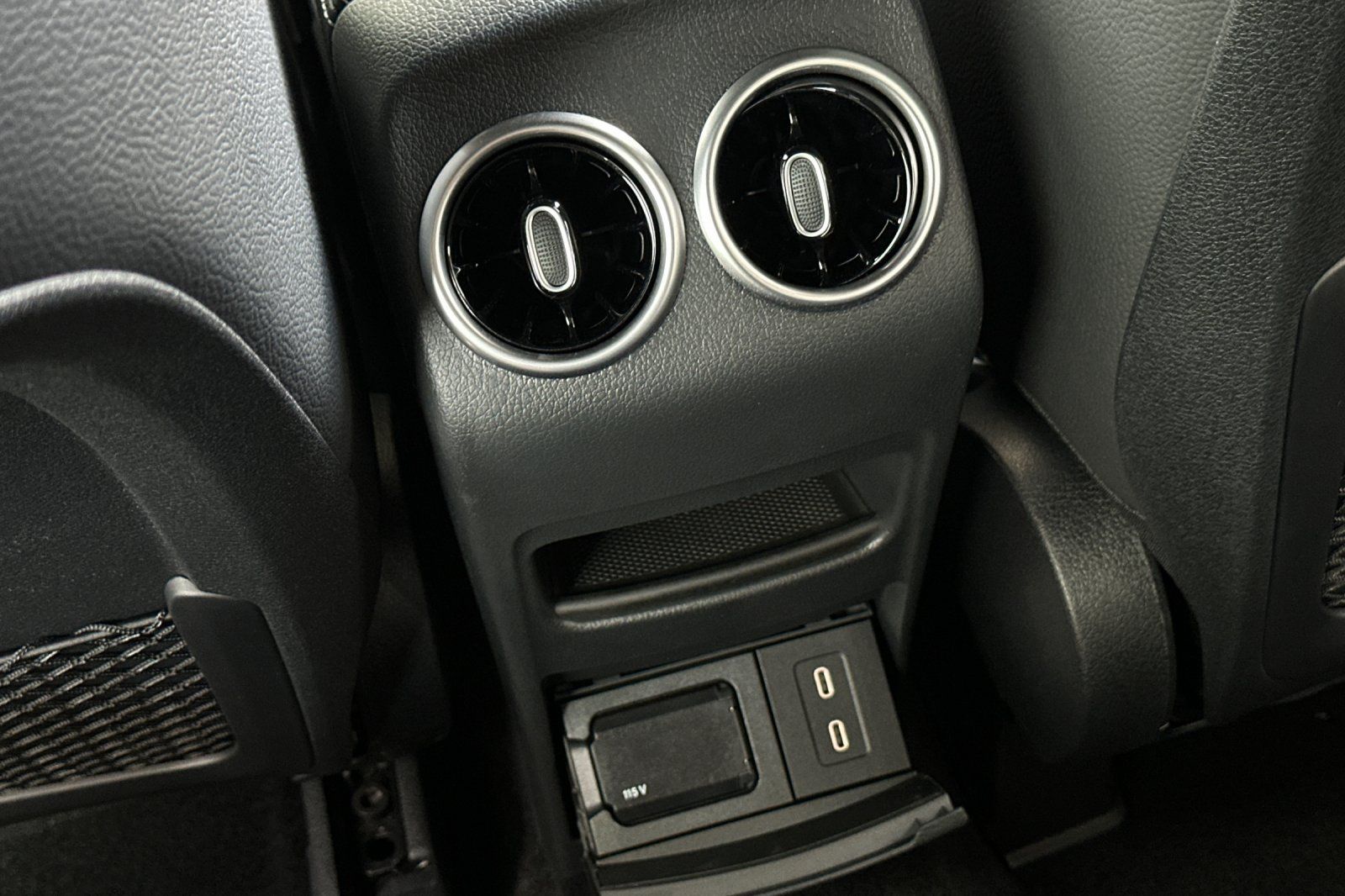 2025 Mercedes Benz GLB 250 photo 18
