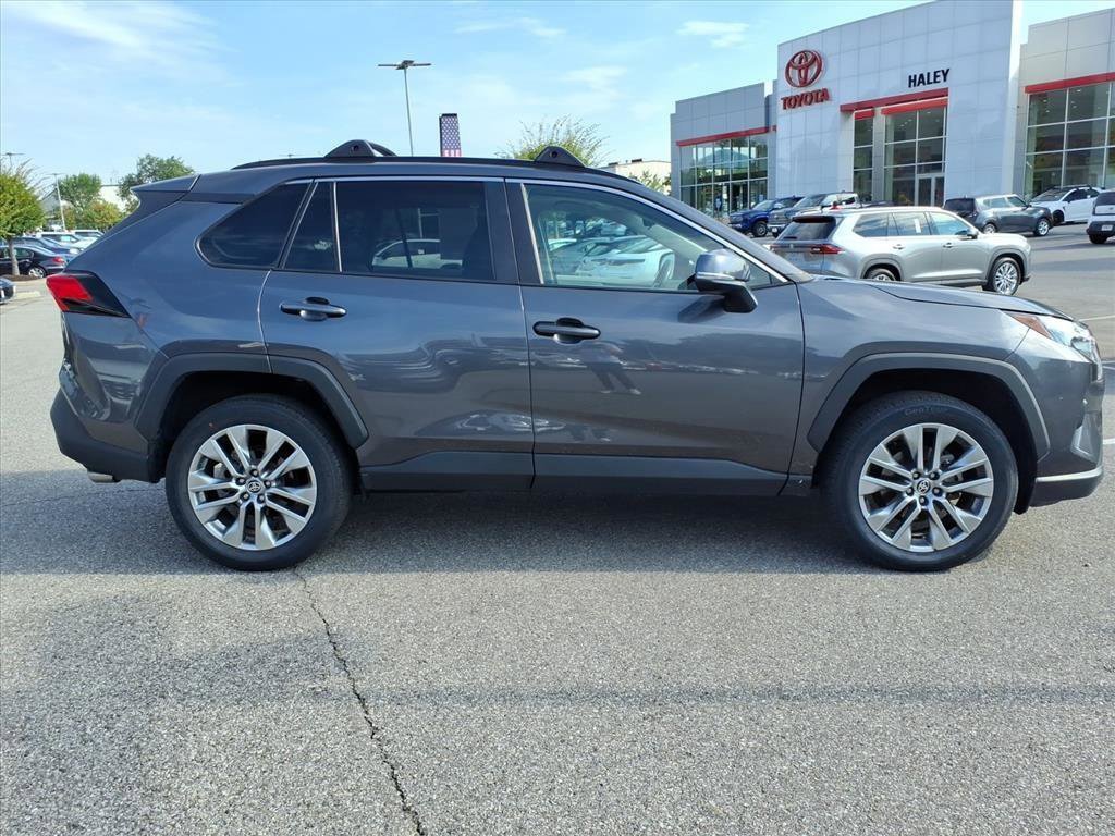 2023 Toyota RAV4 XLE Premium photo 3