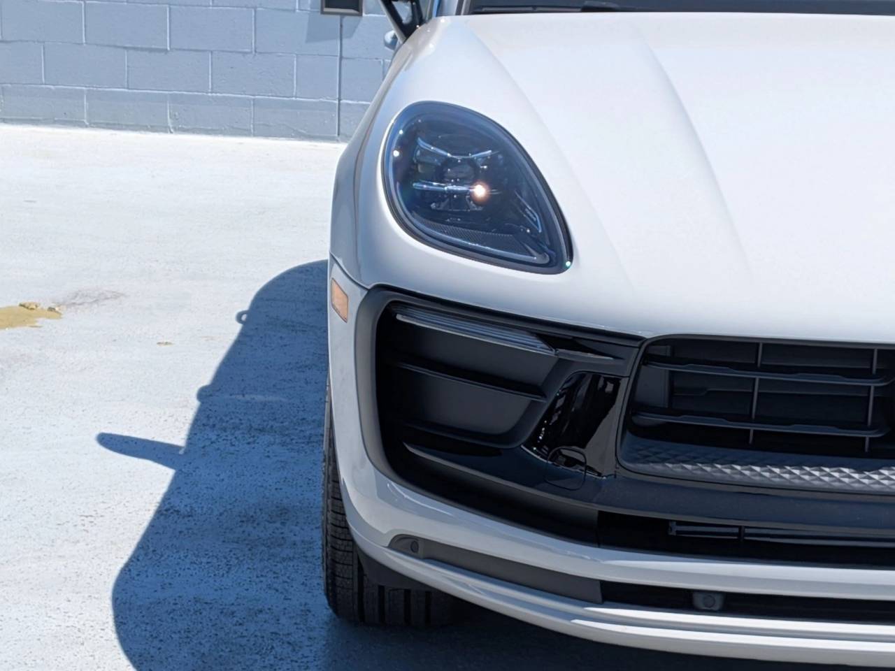 2025 Porsche Macan T photo 12