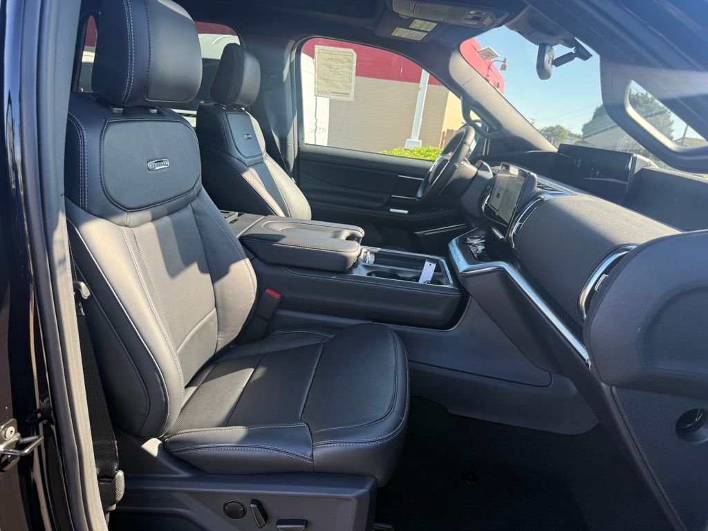 2025 Ford Expedition Platinum MAX photo 5