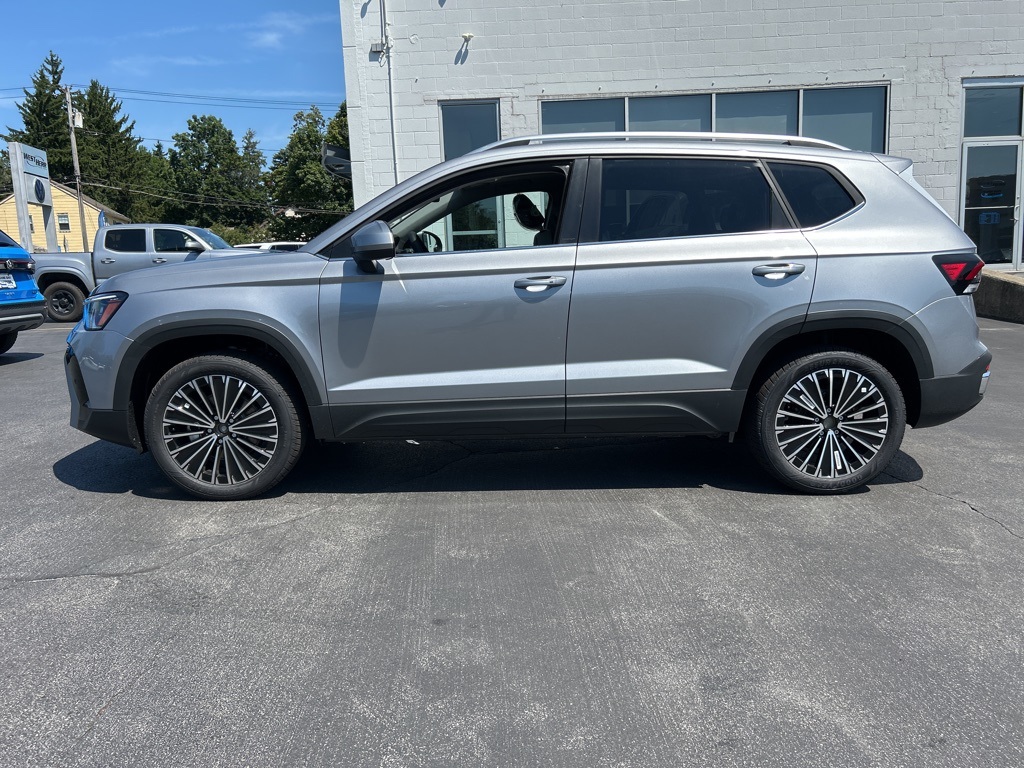 2025 Volkswagen Taos SE photo 2