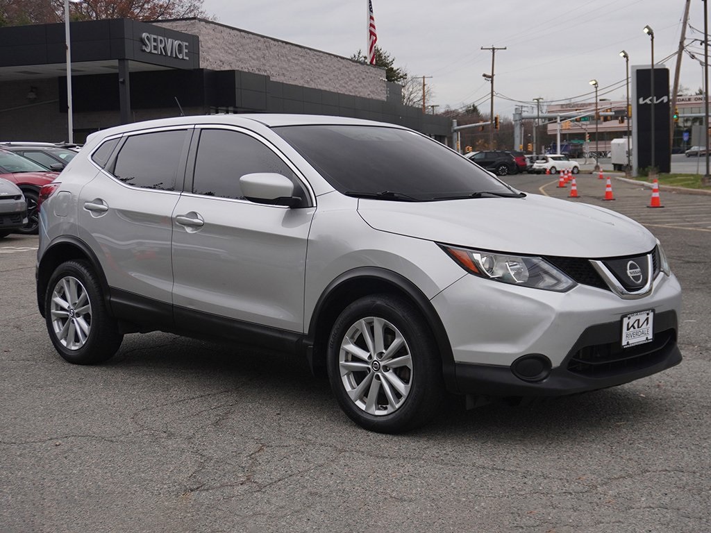 2019 Nissan Rogue Sport S photo 2