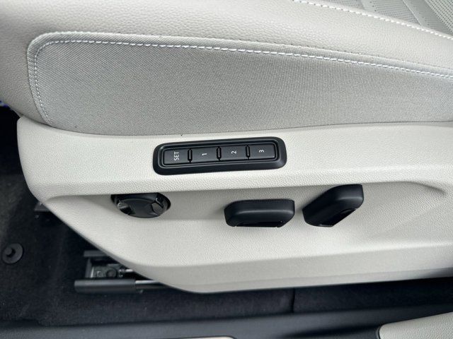 2026 Volkswagen Atlas SEL photo 4
