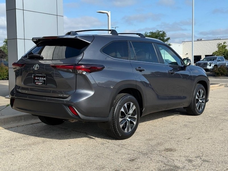 2024 Toyota Highlander XLE photo 3