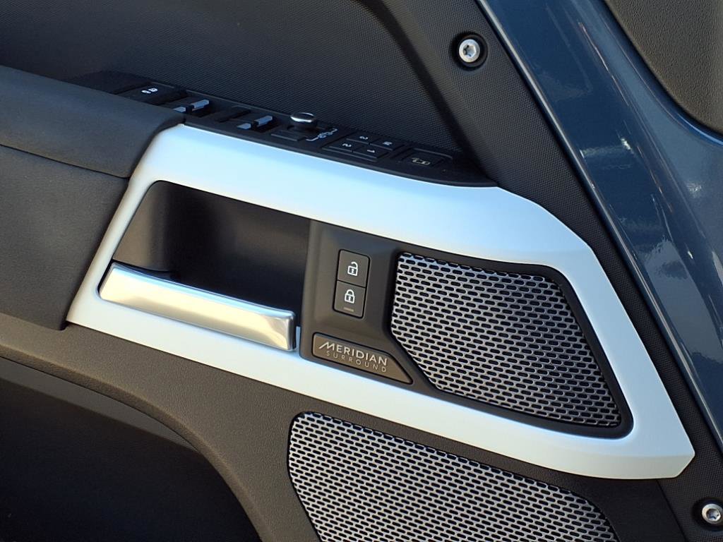 2023 Land Rover Defender X-Dynamic SE photo 23