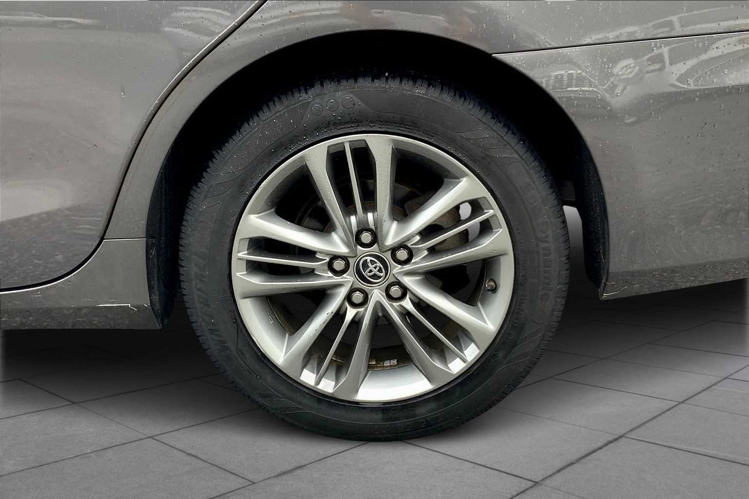 2015 Toyota Camry SE photo 10