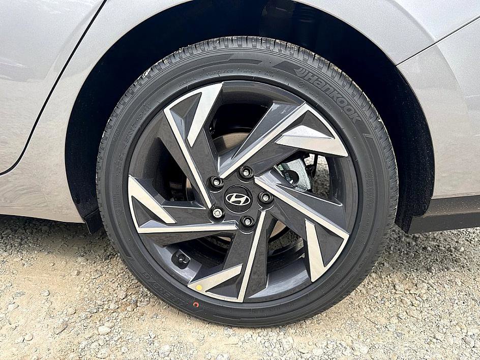 2025 Hyundai Elantra SEL Convenience photo 5