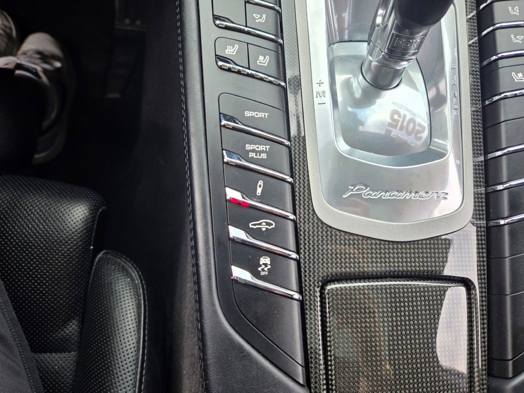 2015 Porsche Panamera GTS photo 34
