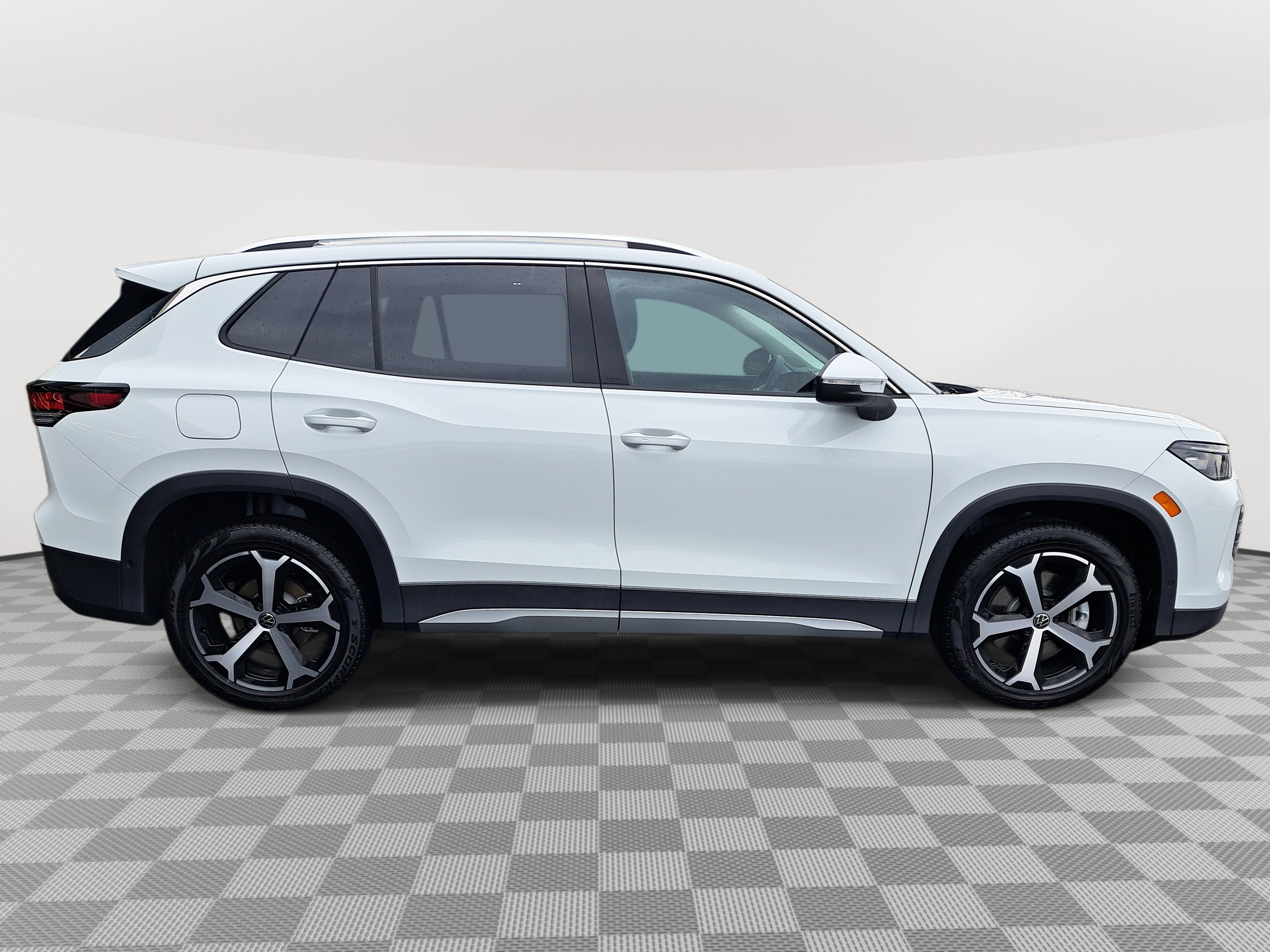 2025 Volkswagen Tiguan SE photo 4