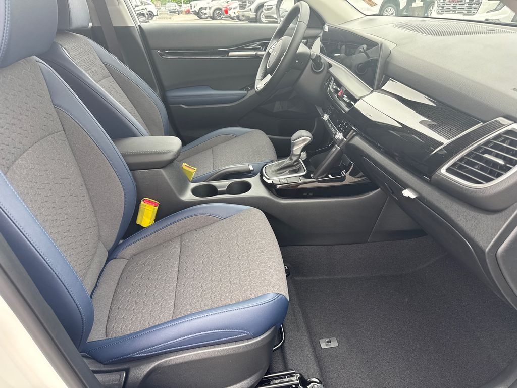 2025 Kia Seltos S photo 13