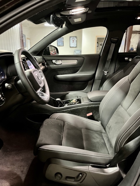 2025 Volvo XC40 Plus photo 9