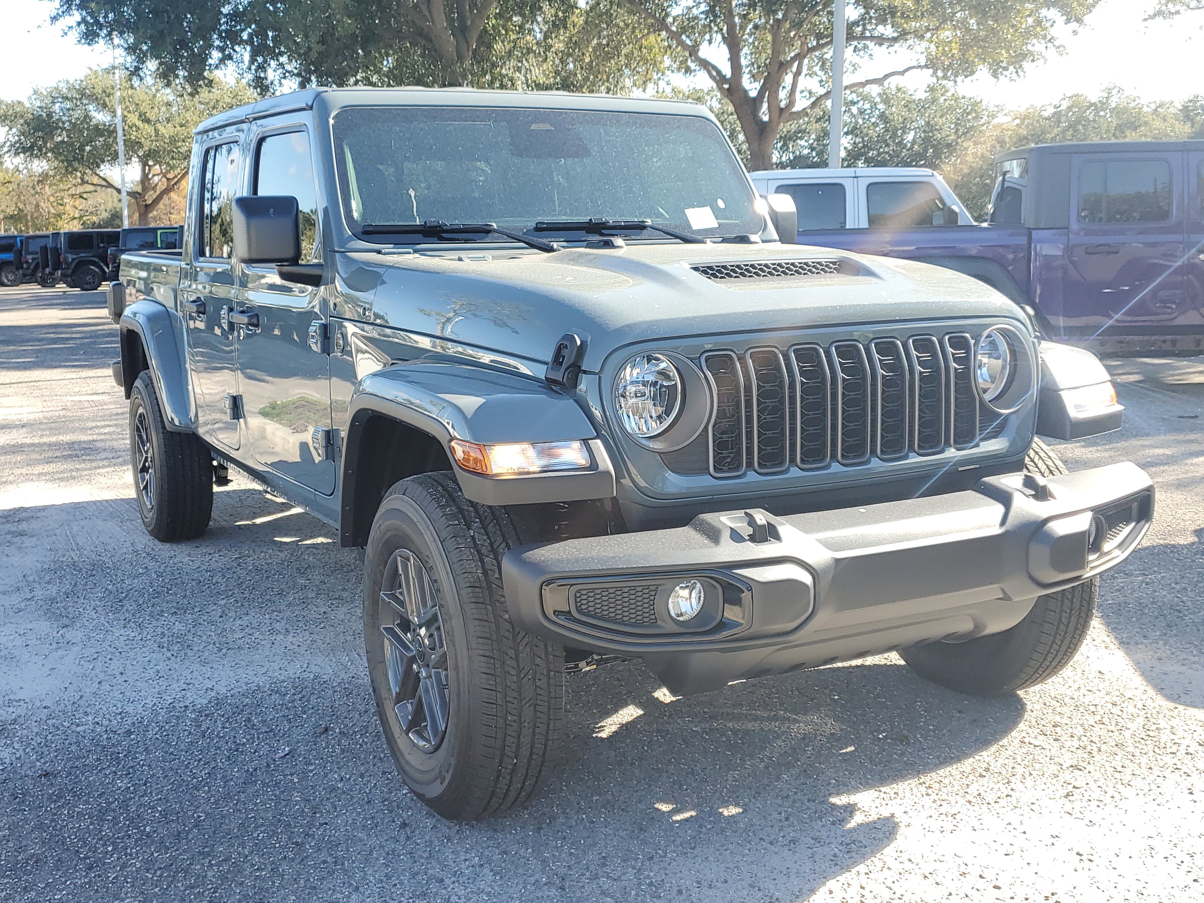2026 Jeep Gladiator Sport S's photo