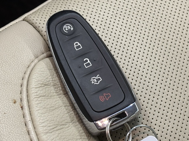 2014 Lincoln MKS Base photo 25