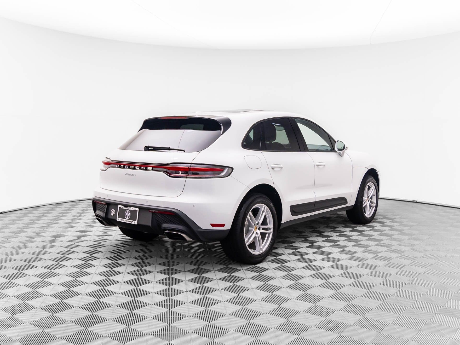 2025 Porsche Macan photo 7