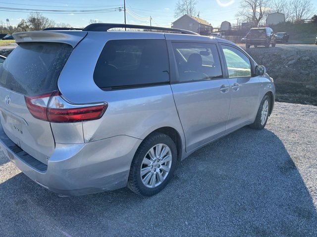 2017 Toyota Sienna LE photo 3
