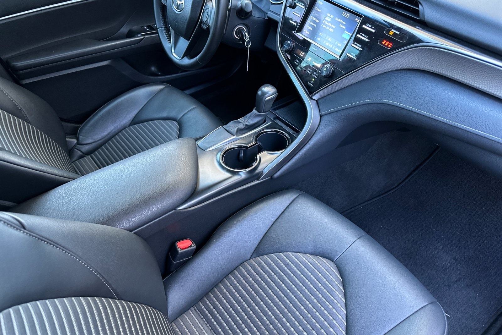 2020 Toyota Camry SE photo 15