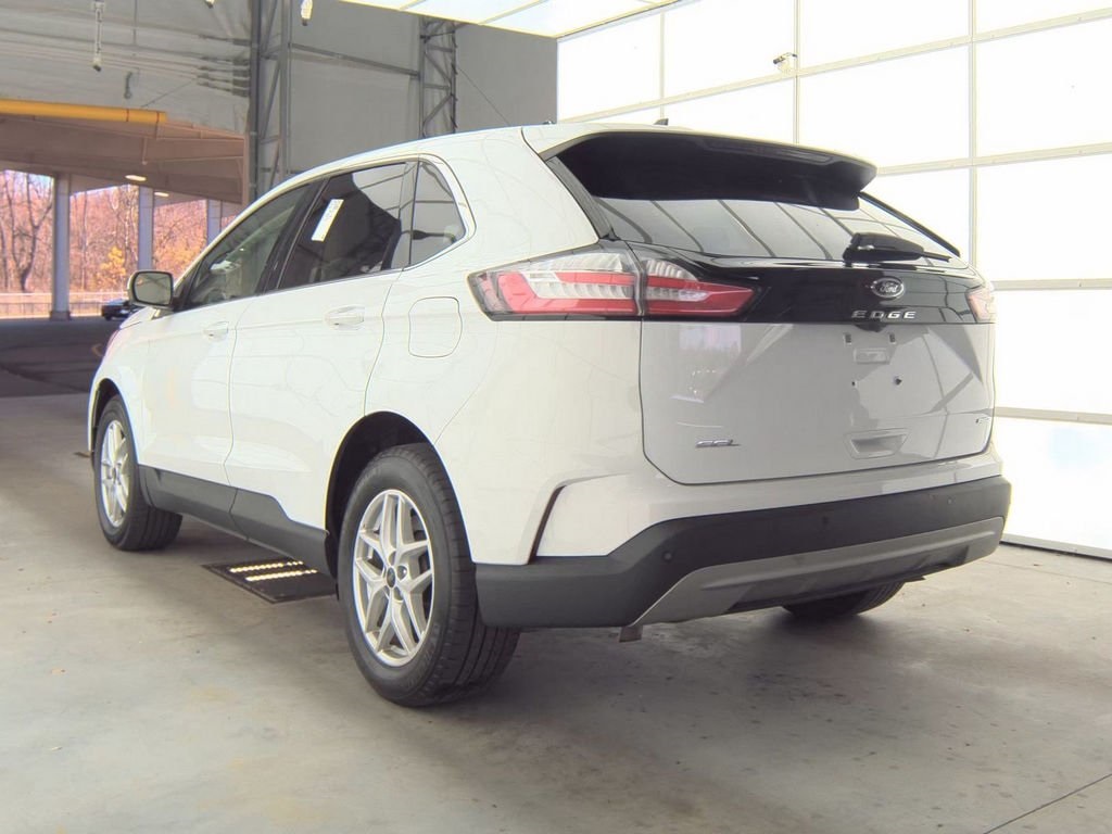 2023 Ford Edge SEL photo 2