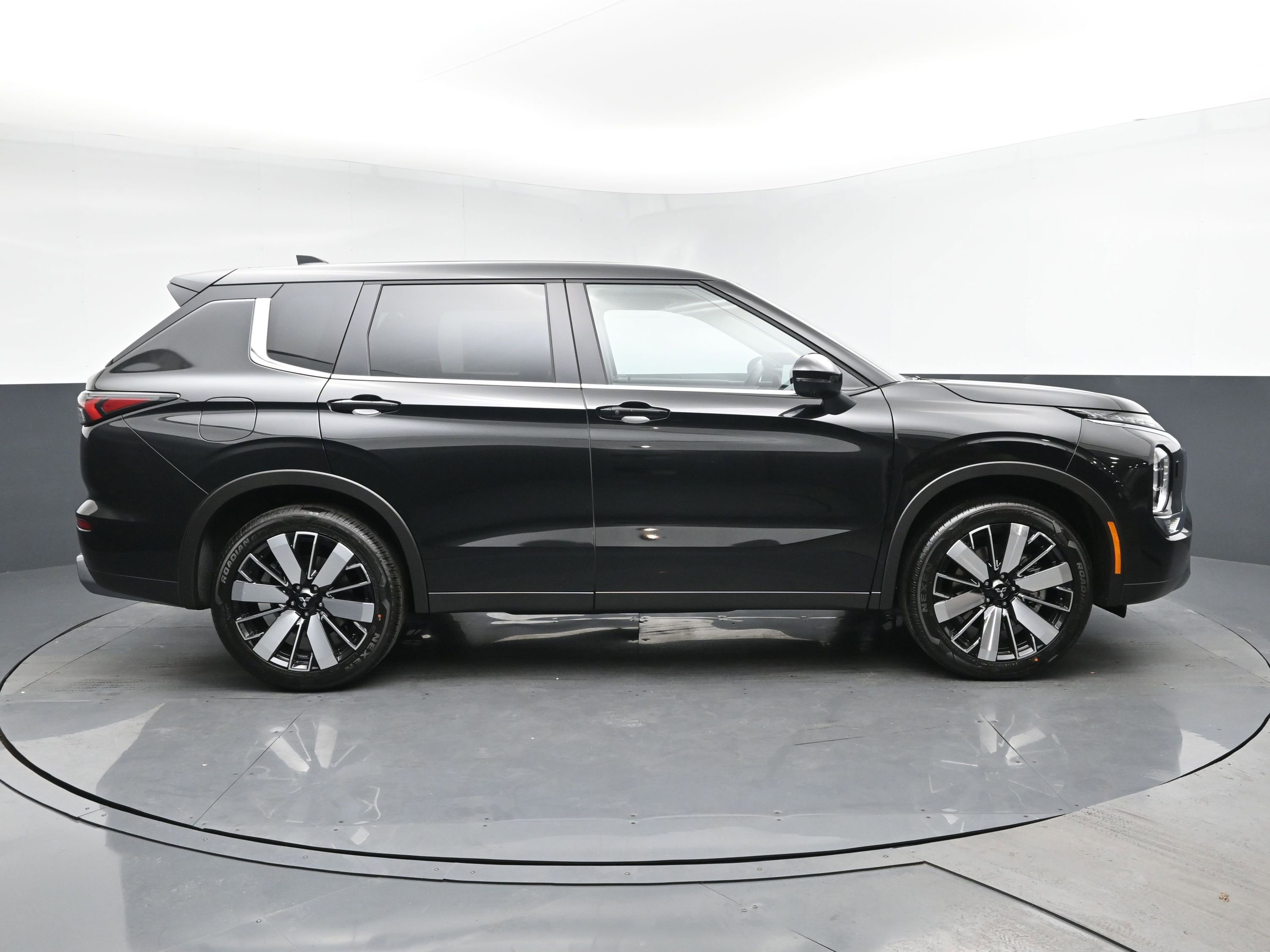 2025 Mitsubishi Outlander SE photo 3