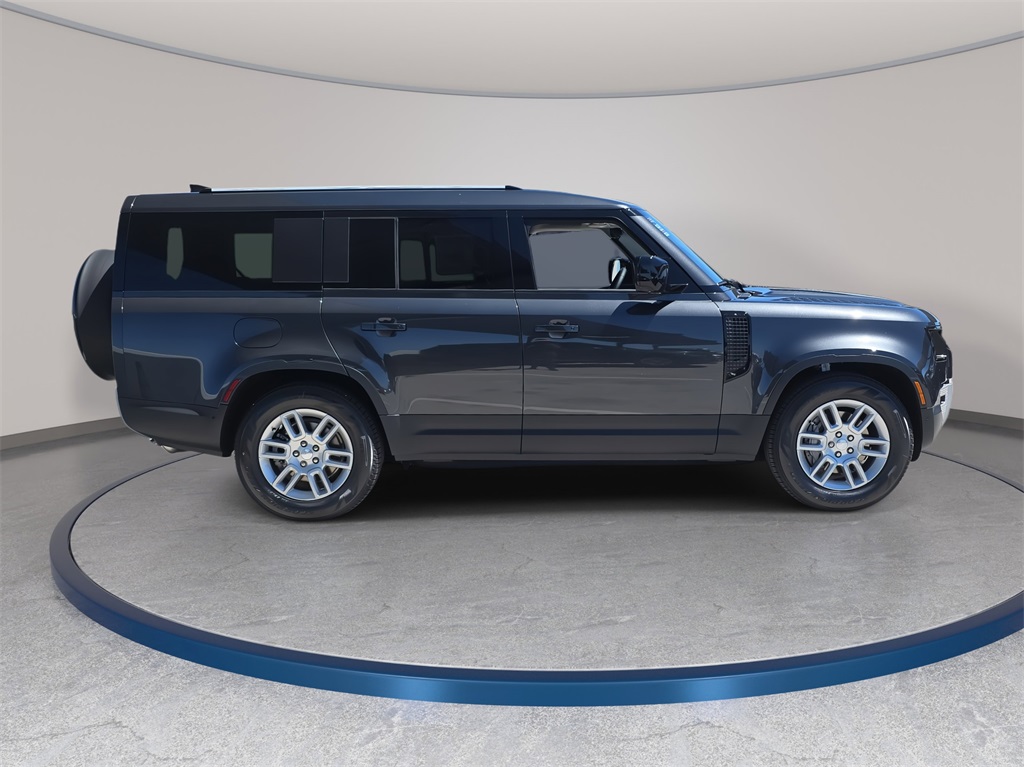2025 Land Rover Defender 130 S photo 4
