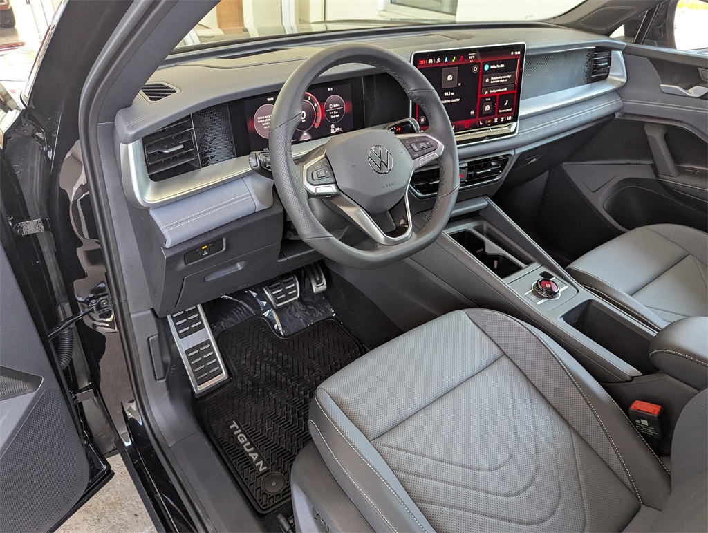 2025 Volkswagen Tiguan SE R-Line Black photo 4