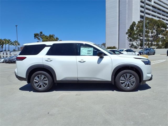 2025 Nissan Pathfinder S photo 3