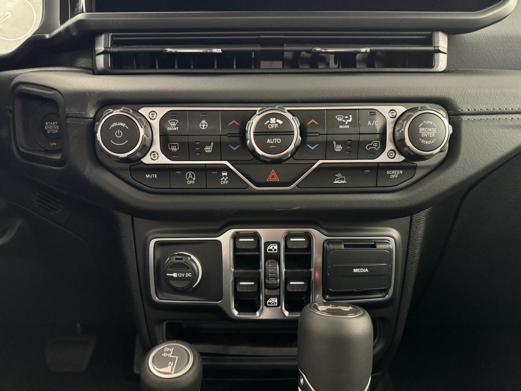 2025 Jeep Wrangler Sahara photo 34