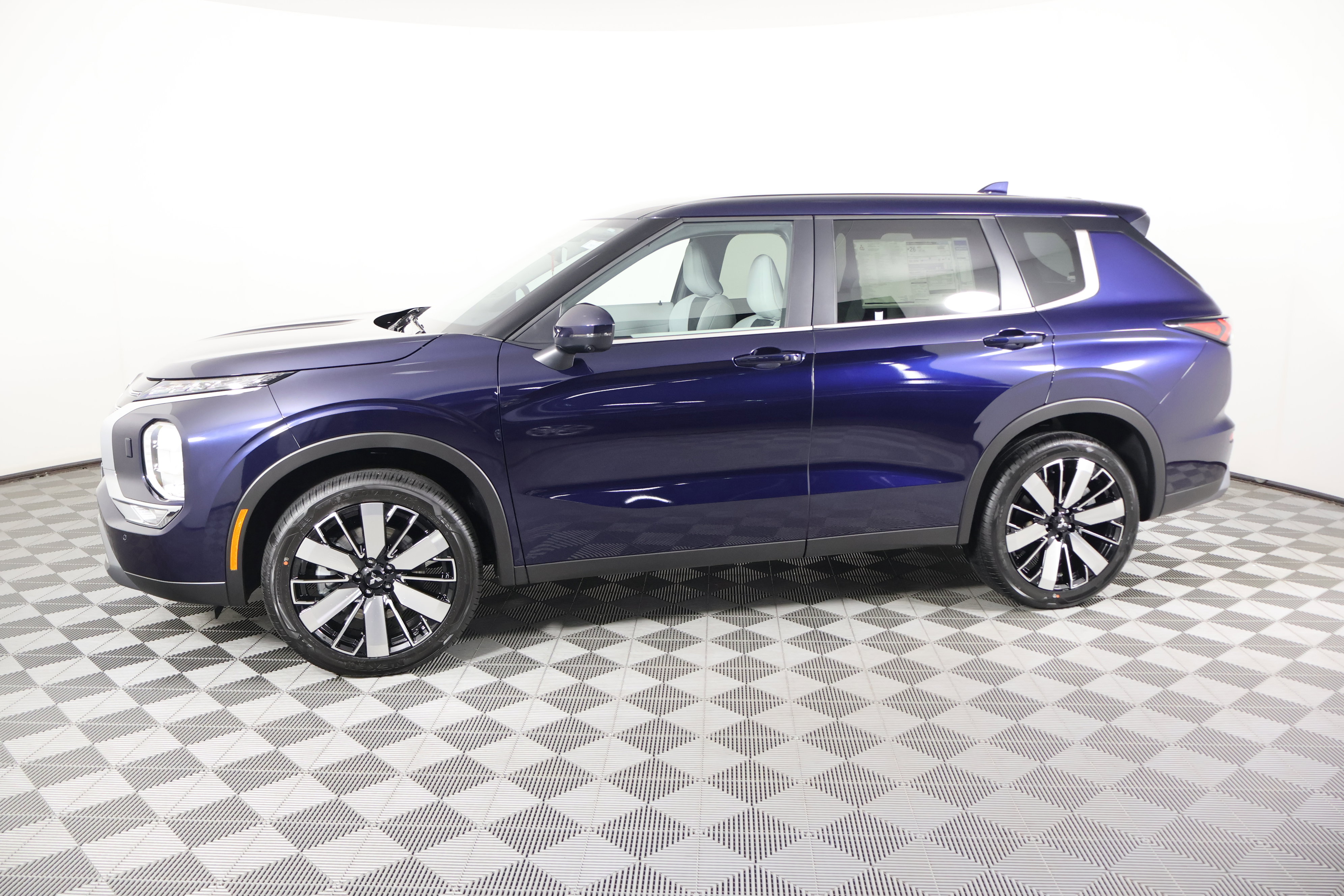 2025 Mitsubishi Outlander SE photo 9