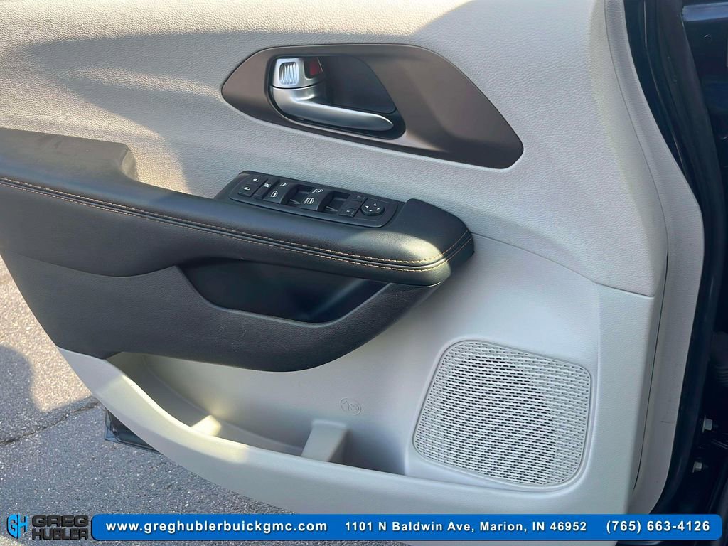 2017 Chrysler Pacifica Touring photo 18
