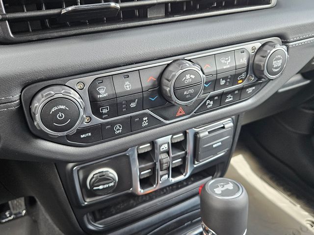 2025 Jeep Wrangler Sahara photo 23