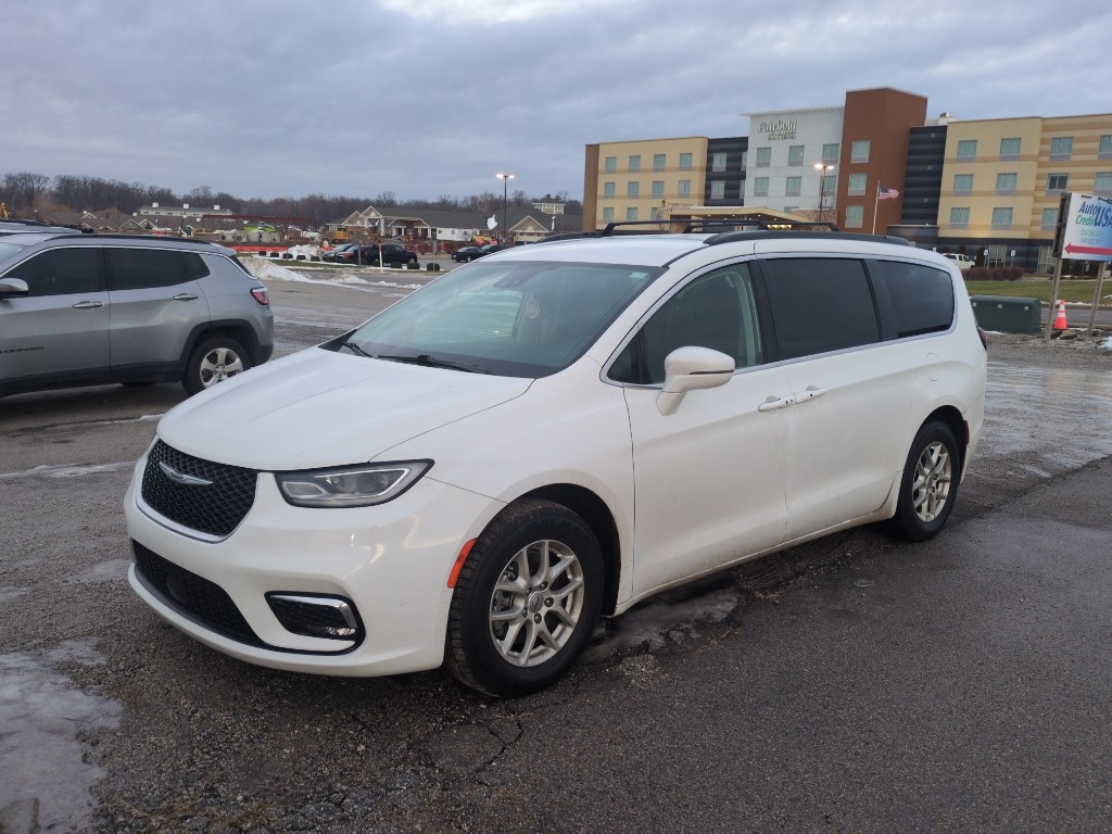 2022 Chrysler Pacifica Touring L's photo
