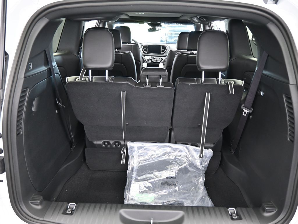 2026 Chrysler Pacifica Limited's photo